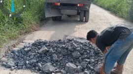 PT. Felda Indo Mulia Manfaatkan Musim Kemarau untuk Benahi Jalan Rusak di Desa Makmur Jaya
