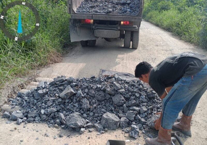 PT. Felda Indo Mulia Manfaatkan Musim Kemarau untuk Benahi Jalan Rusak di Desa Makmur Jaya