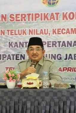 Bupati Anwar Sadat Serahkan 71 Sertifikat Tanah Konsolidasi kepada Warga Teluk Nilau