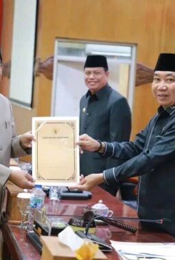 Paripurna DPRD: Bupati Tanjab Barat, Jadikan Masukan Fraksi sebagai Bahan Evaluasi LKPJ 2025