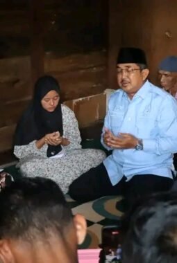 Bupati Anwar Sadat Sambangi Keluarga Korban Hilang di Sungai Pengabuan, Serahkan Bantuan dan Dukungan Moril