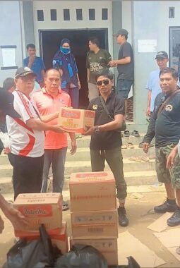Wujud Kepedulian: SMC Kuala Tungkal Serahkan Bantuan Untuk Korban Kebakaran Di Teluk Nilau