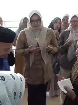 Bupati Tanjab Timur Antar Langsung Keberangkatan Haji Wabup dan Istri ke Tanah Suci