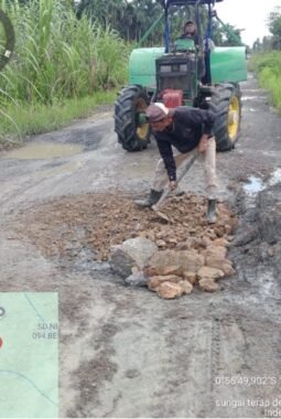 PT Felda Indo Mulia Turun Tangan Perbaiki Jalan Rusak di Sungai Terap